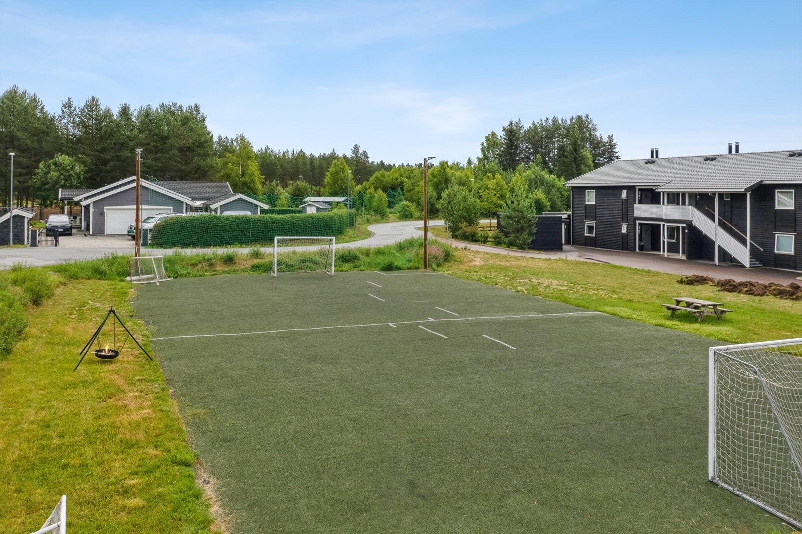Leiligheten ligger i et hyggelig og barnevennlig boligområde med lekeplass, volleyballbane og fotballbane rett utenfor. Her bor du med umiddelbar nærhet til Stavåsen med oppkjørte skiløyper, samt tur- og sykkelstier. Ca. 3,5 km til Elverum sentrum. Galleribilde