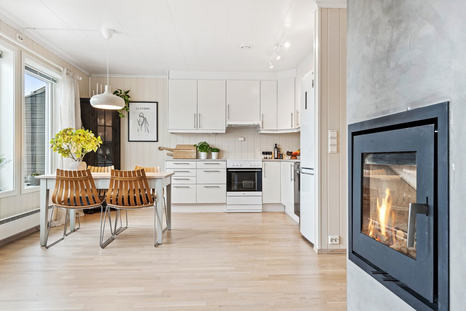 Stuen er romslig med god plass til sofagruppe med salongbord, mediemøblement og et spisebord i tilknytning til kjøkkenet. Galleribilde