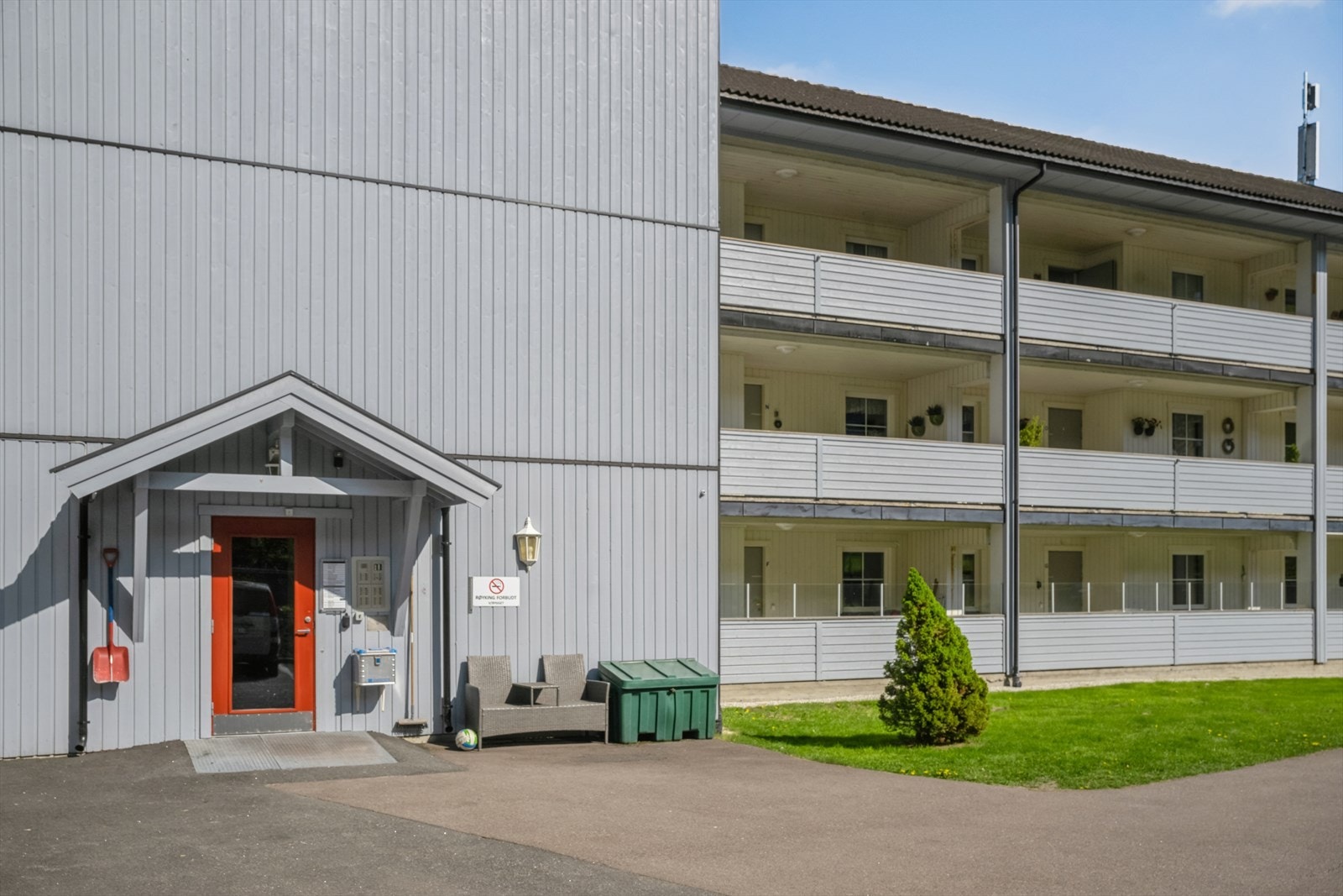 Felles inngangsdør for borettslaget Galleribilde