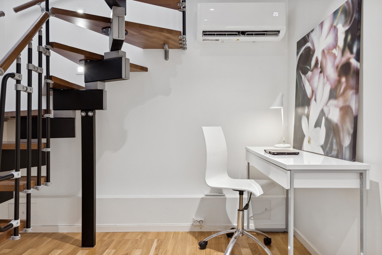 En pen moderne vindeltrapp går fra stuen og ned i underetasjen. Underetasjen inneholder kontorplass, to gode soverom, et stort flott bad og eget inngansparti. Galleribilde