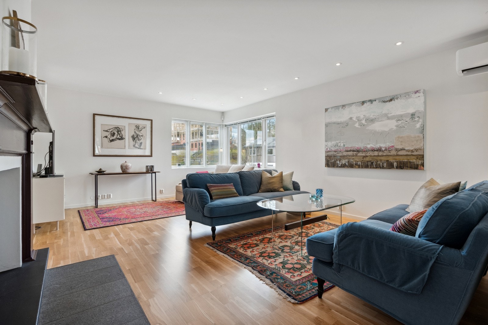 Stor lys stue med en fantastisk peis som gir varme og hygge. Galleribilde