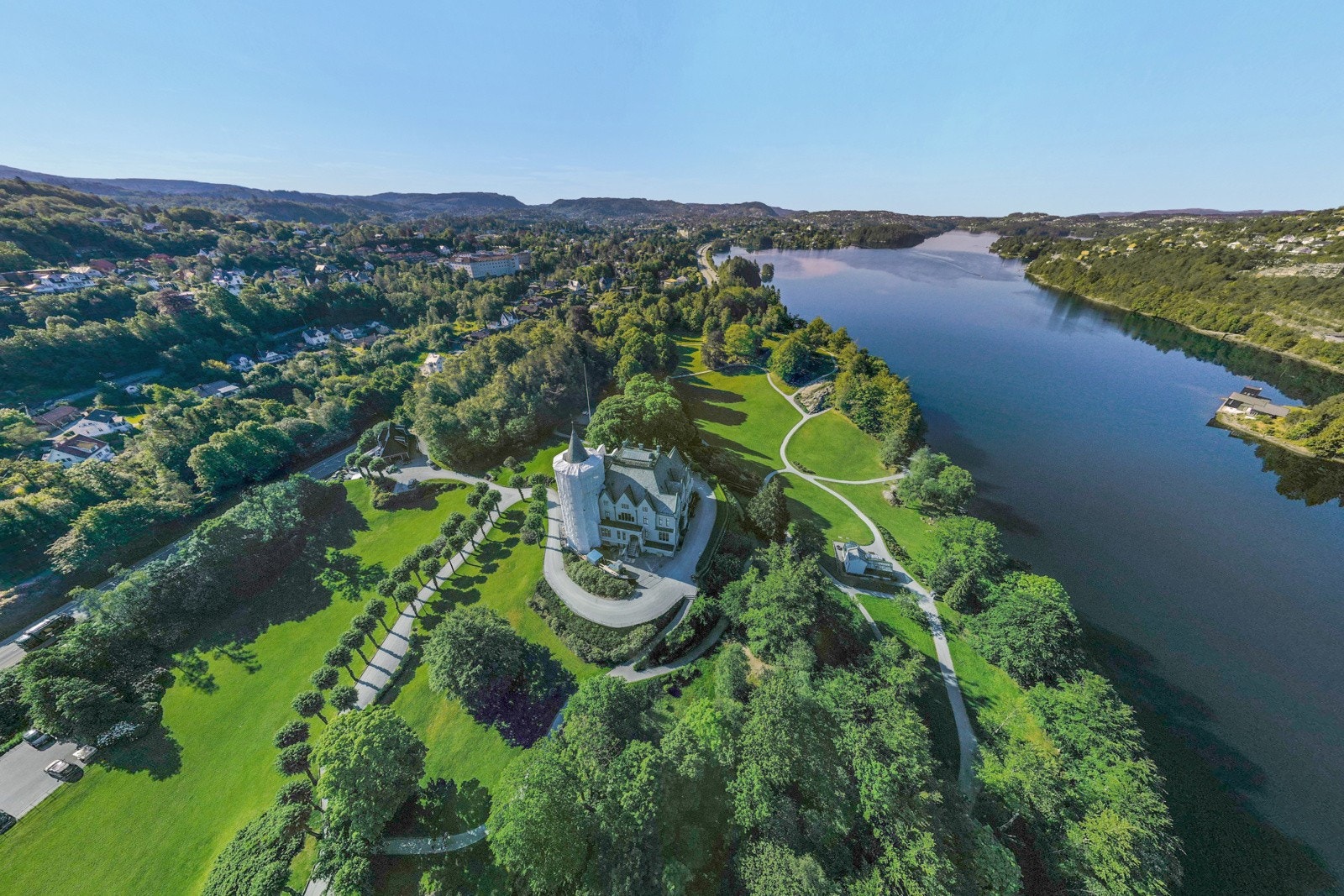 Himladronen. Det er gangavstand til nydelige Gamlehaugen parkområde. Galleribilde