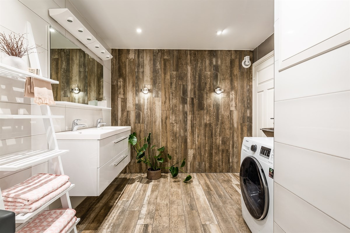 Badet er renovert med moderne og praktiske løsninger