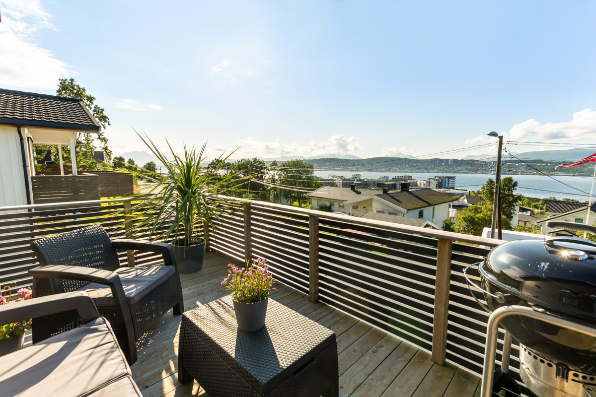 Fra stuen er det utgang til vestvendt veranda med gode sol- og lysforhold