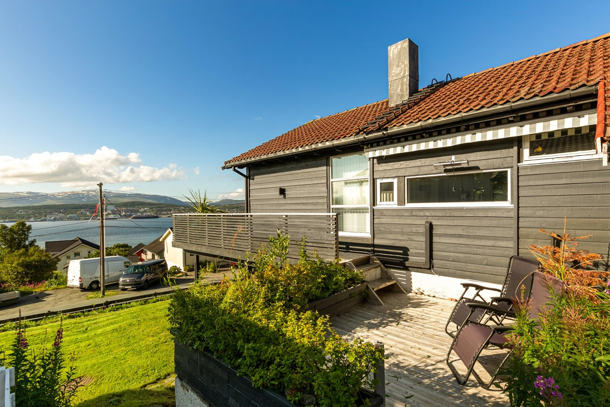Nydelig utsikt både fra tomt og veranda i front