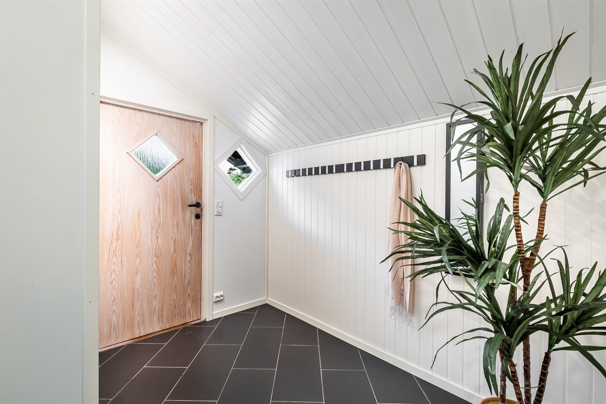 Entré til hoveddelen er i 1. etasje med fliser og gulvvarme