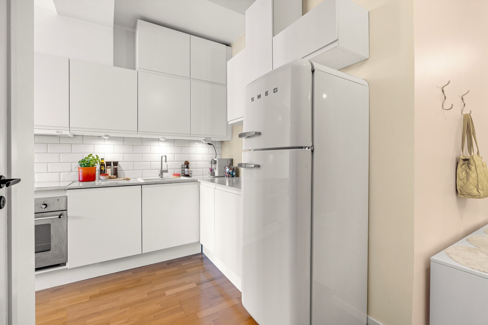 Det er godt med skap- og benkeplass på kjøkkenet for oppbevaring og matlaging Galleribilde