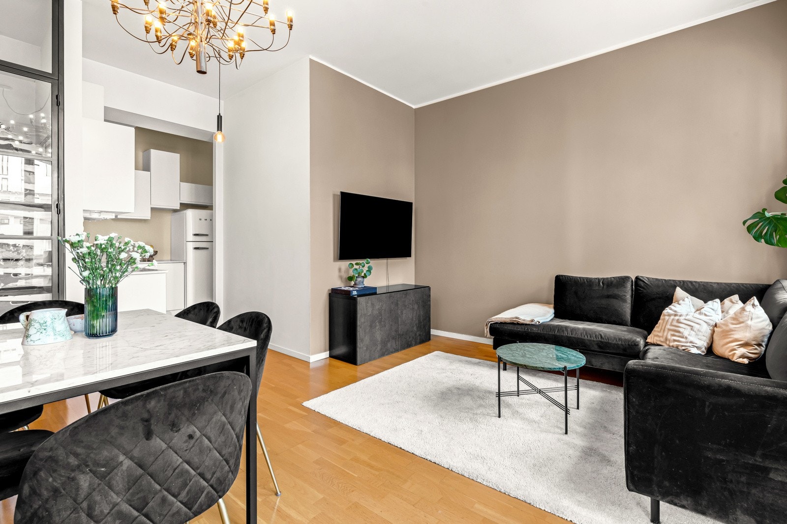 Du har plass til både sofagruppe, spisebord og TV med tilhørende møblement. Gode Galleribilde