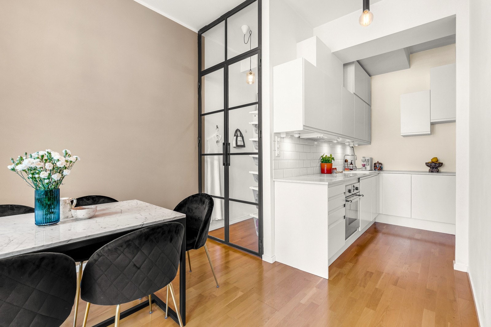 Gode oppbevaringsmuligheter i walk-in closet bak smijernsdørene. Galleribilde