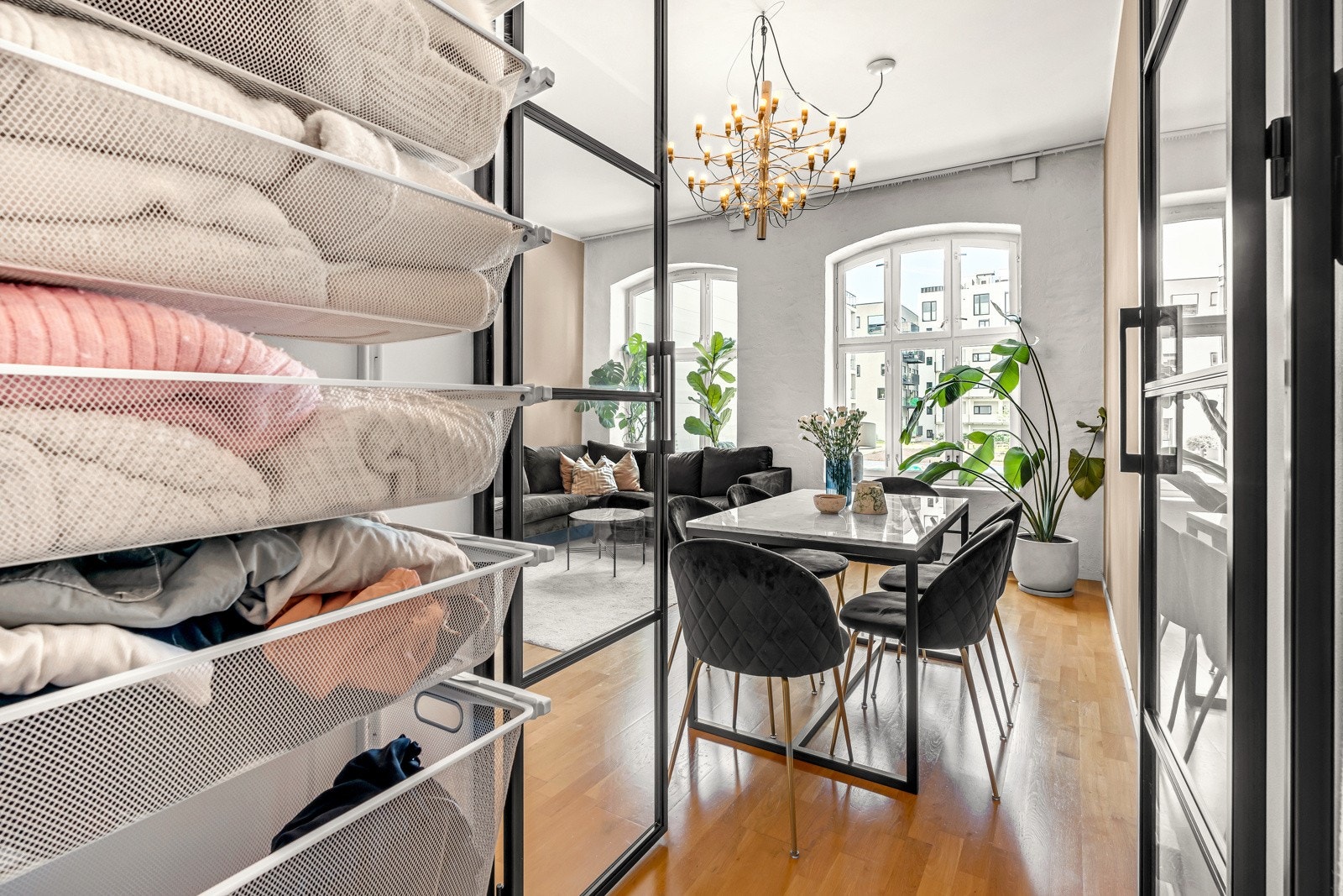 Ekstra oppbevaring i stuens innredede walk-in. Galleribilde