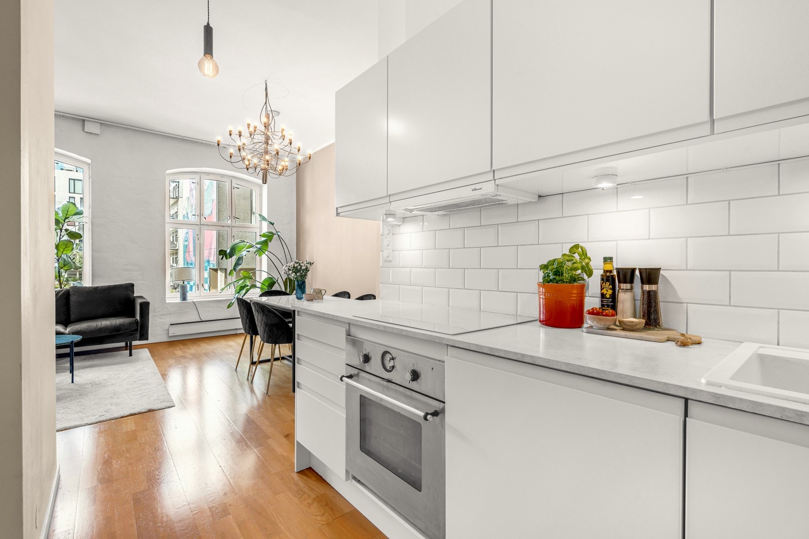 Moderne kjøkken som har stilren innredning fra HTH. Galleribilde