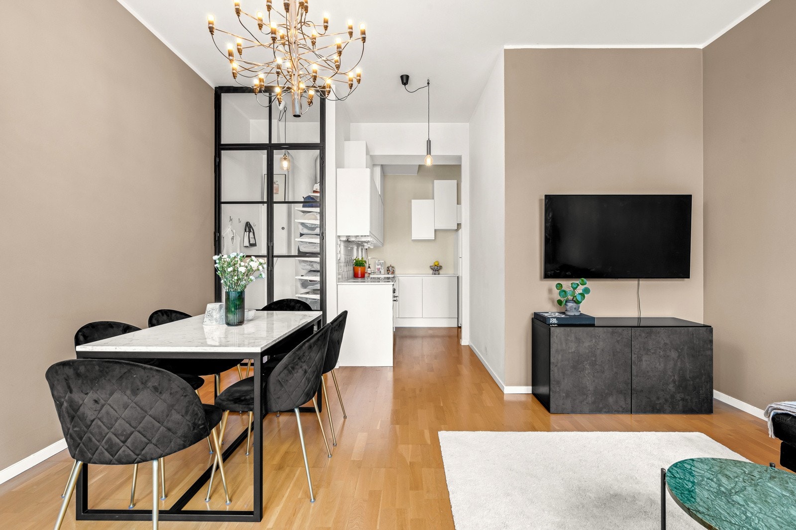 Delvis åpen kjøkkenløsning mot stue. Galleribilde