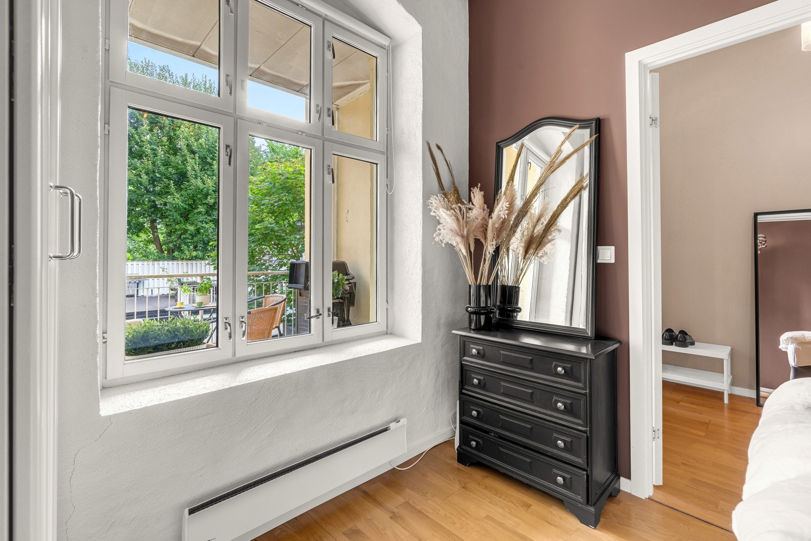 Det er store vindusflater med brede karmer som slipper inn rikelig med lys. Galleribilde