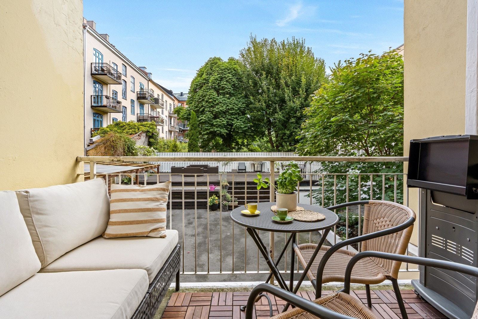 Hyggelig uteplass mot sameiets bakgård. Galleribilde