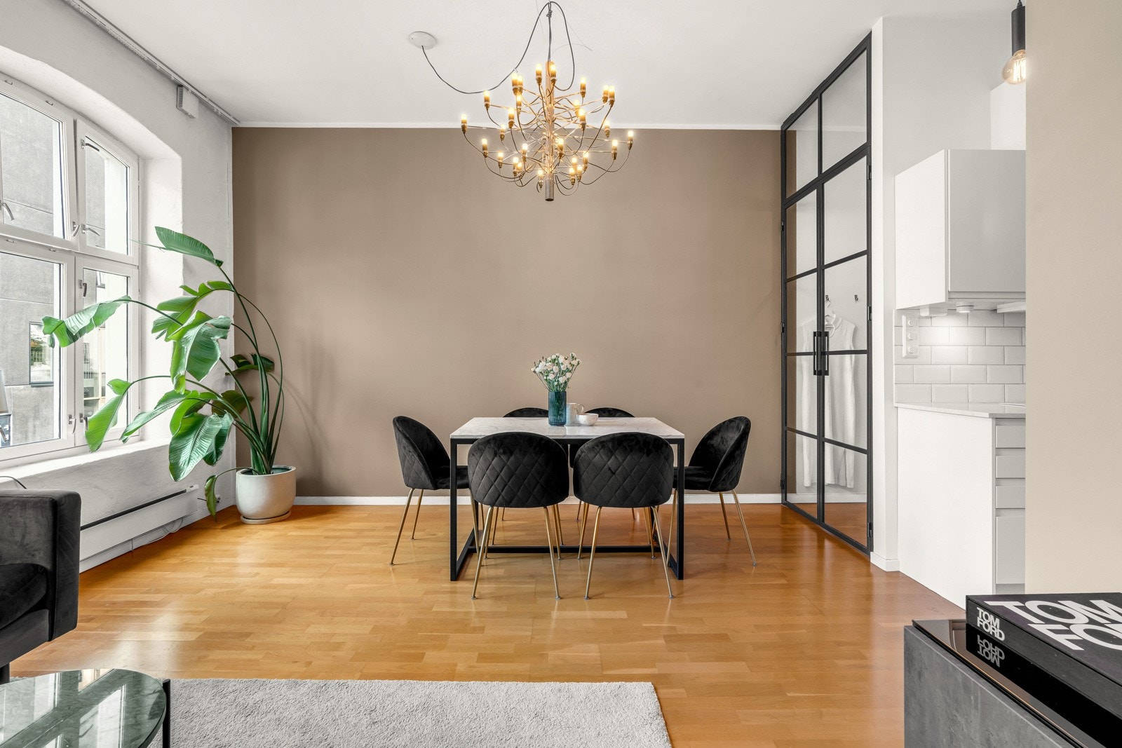 Stuen er lys og romslig, malt sist i 2020 i et tidsriktig fargevalg og fremstår sjarmerende og spesiell med sin gode takhøyde på ca. 3 meter. Galleribilde