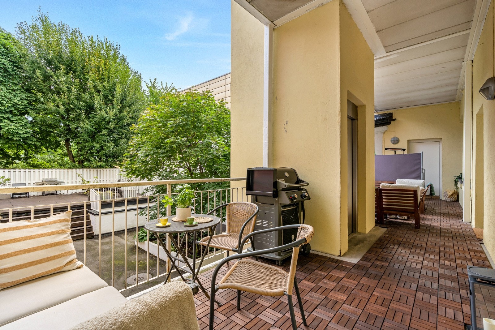 Det er plass til grill og sitteplasser. Galleribilde