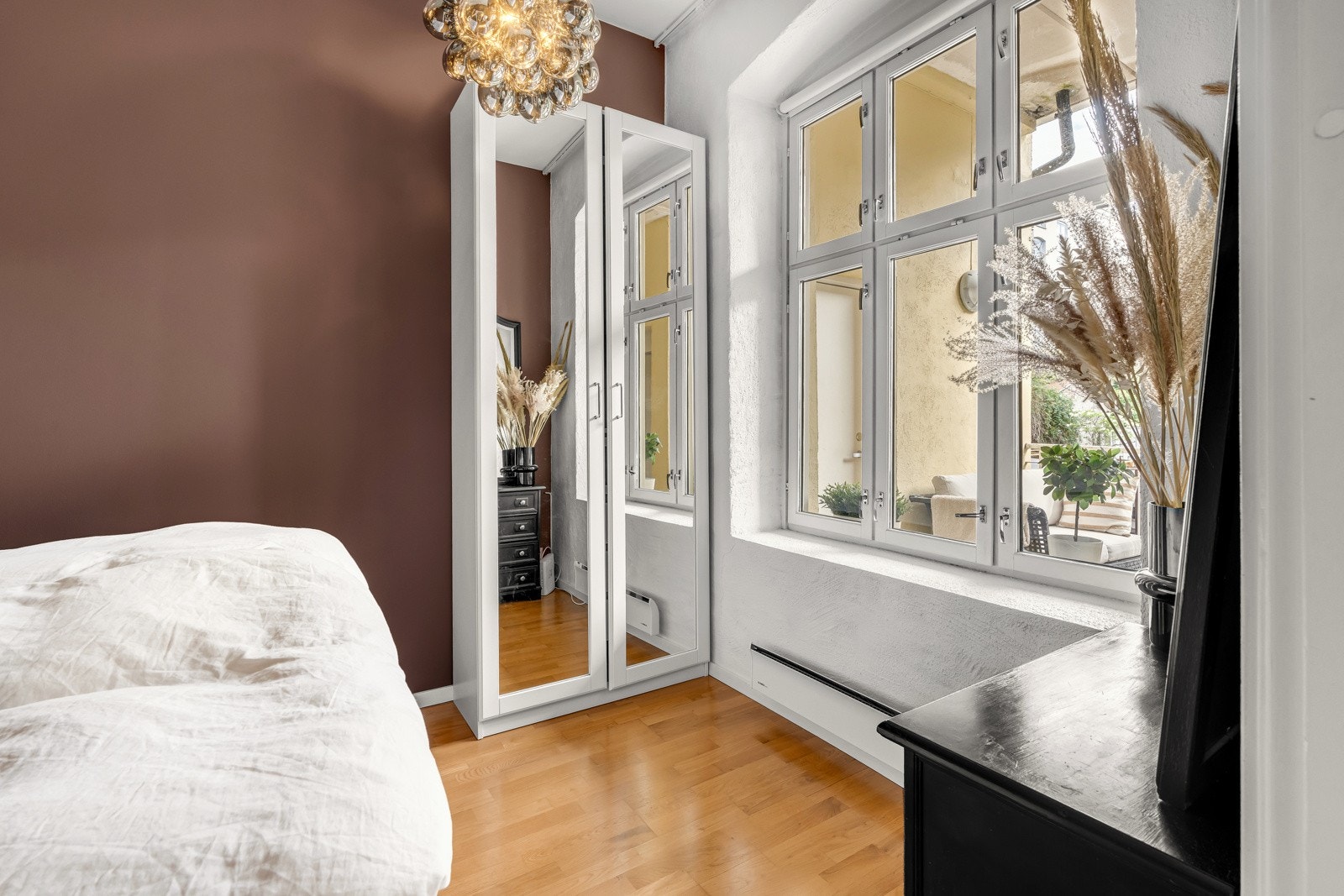 Rommet vender ut mot den rolige bakgården, så her er det stille og fredelig. Galleribilde