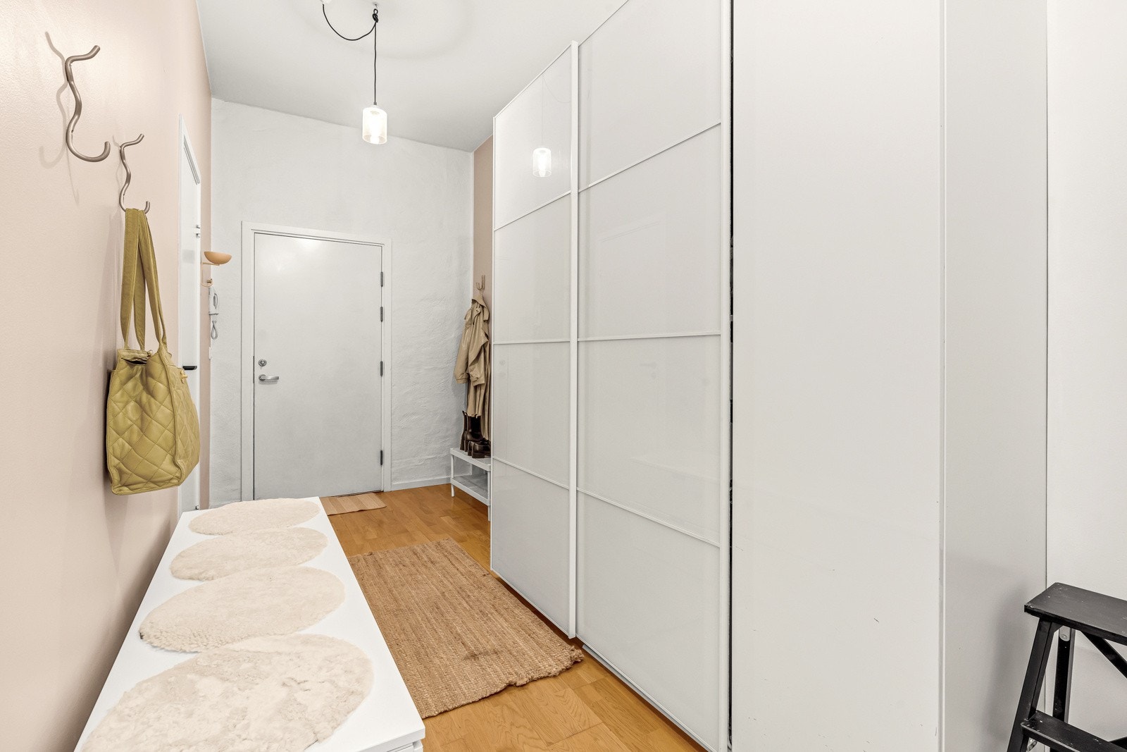 En trivelig entré med romslig garderobeskap som sørger for gode oppbevaringsmuligheter av yttertøy og sko. Galleribilde