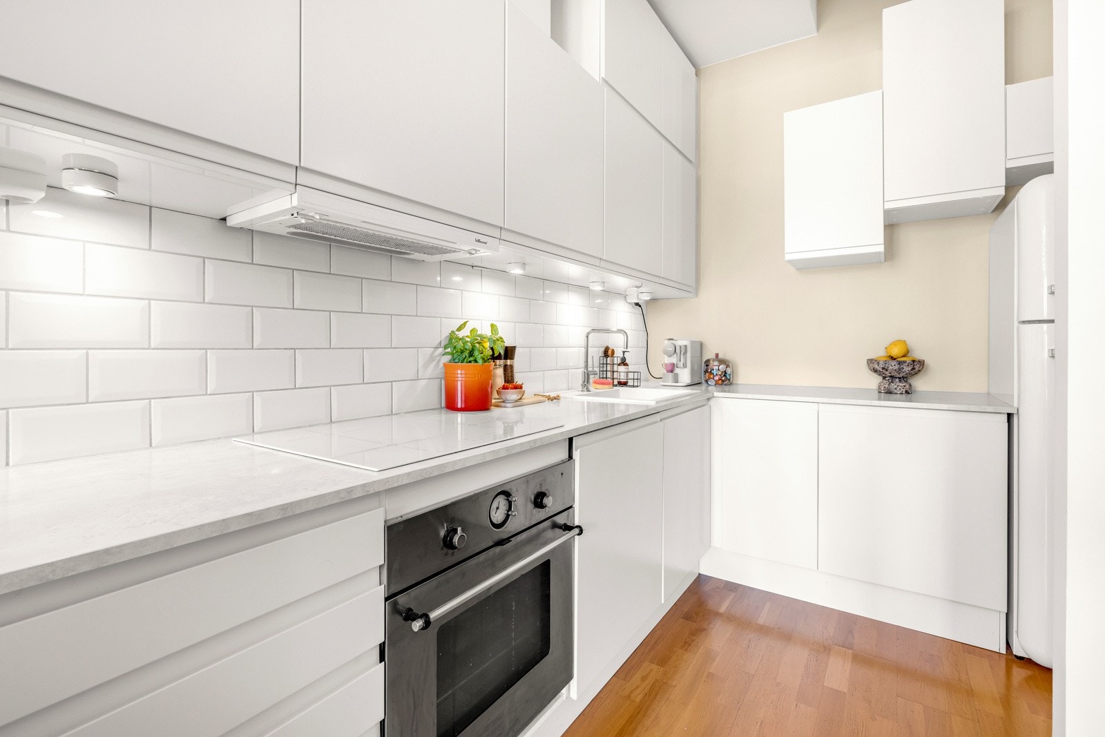 Innredningen har hvite og glatte fronter, laminat benkeplate og nedfelt oppvaskkum. Galleribilde