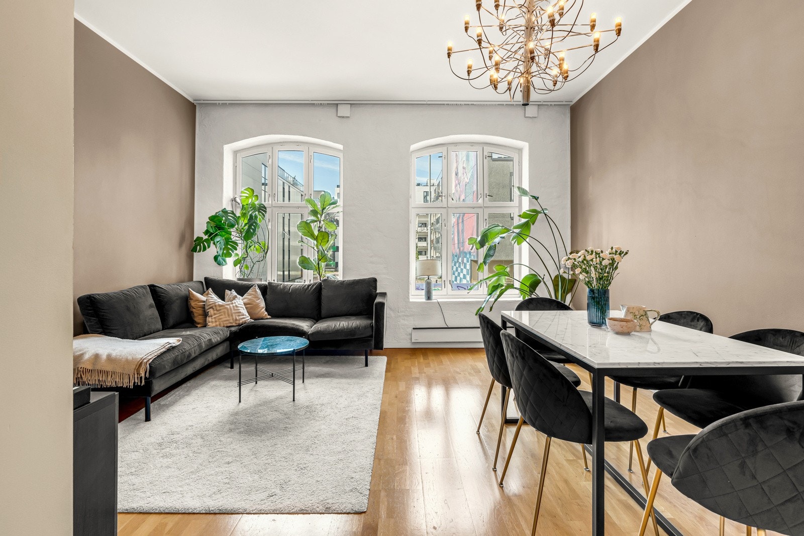 Det er store vinduer som bidrar til gode innvendige lysforhold. Galleribilde