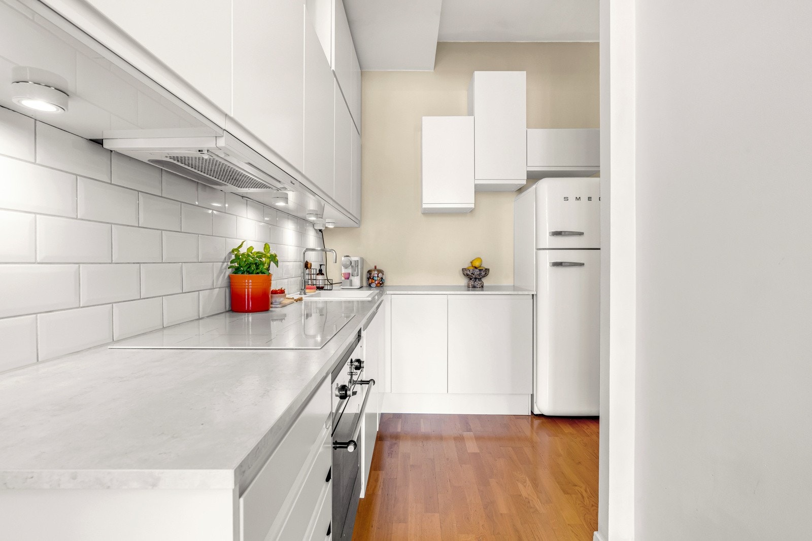 Det er integrerte hvitevarer som oppvaskmaskin, stekeovn og ventilator med mekanisk avtrekksanlegg. Galleribilde