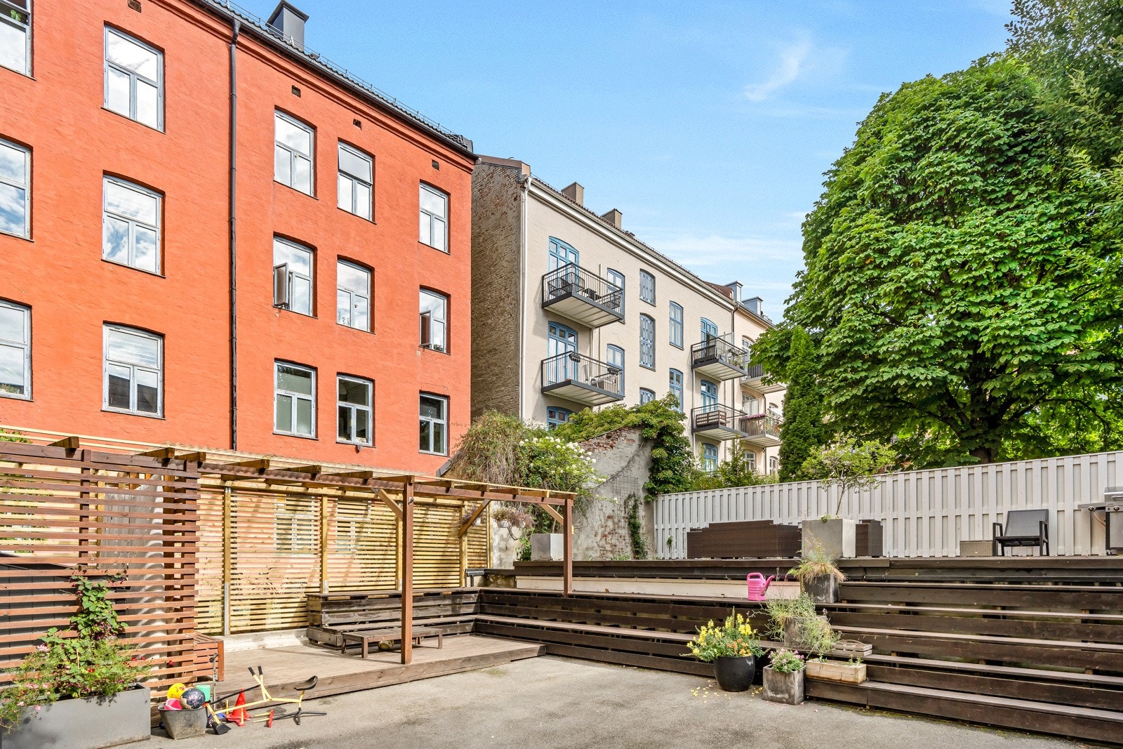 Pent opparbeidet bakgård. Galleribilde