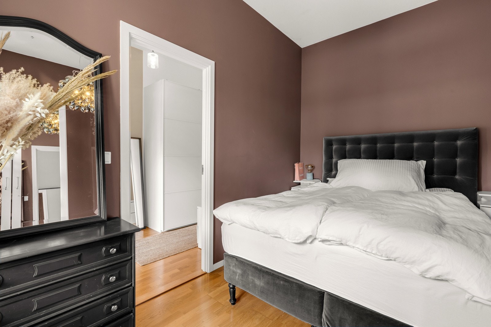 Soverommet er av god størrelse og har malte flater i smakfulle farger og gulvet er belagt med parkett. Galleribilde