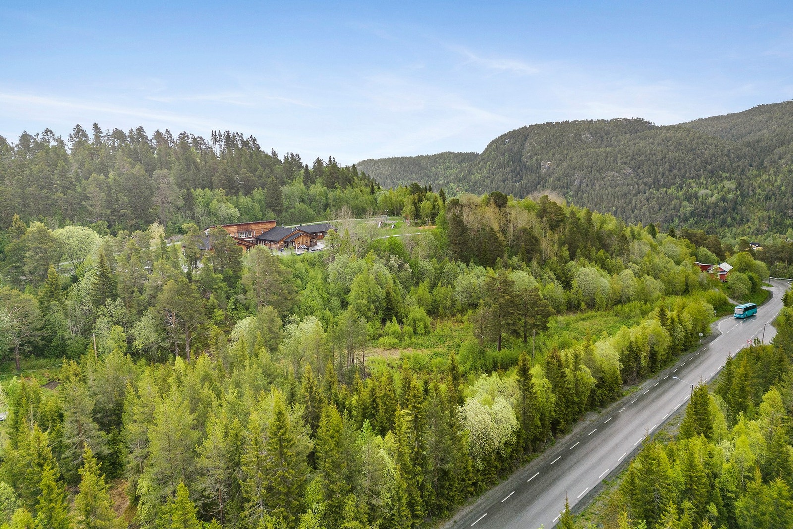 Området har du fra bussholdeplass Gammelbyen til Vemyrtoppen som går langs Bjørnliveien. Galleribilde