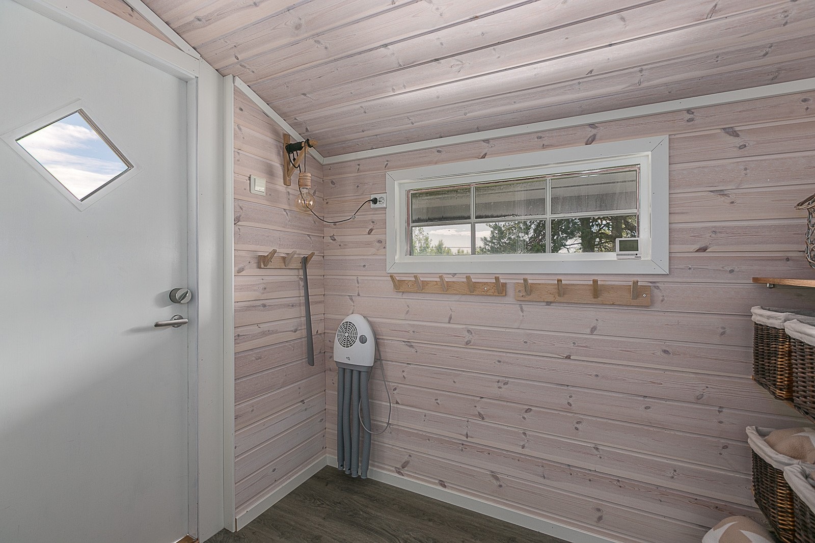 Entrè med oppheng og lagring for tøy. Galleribilde