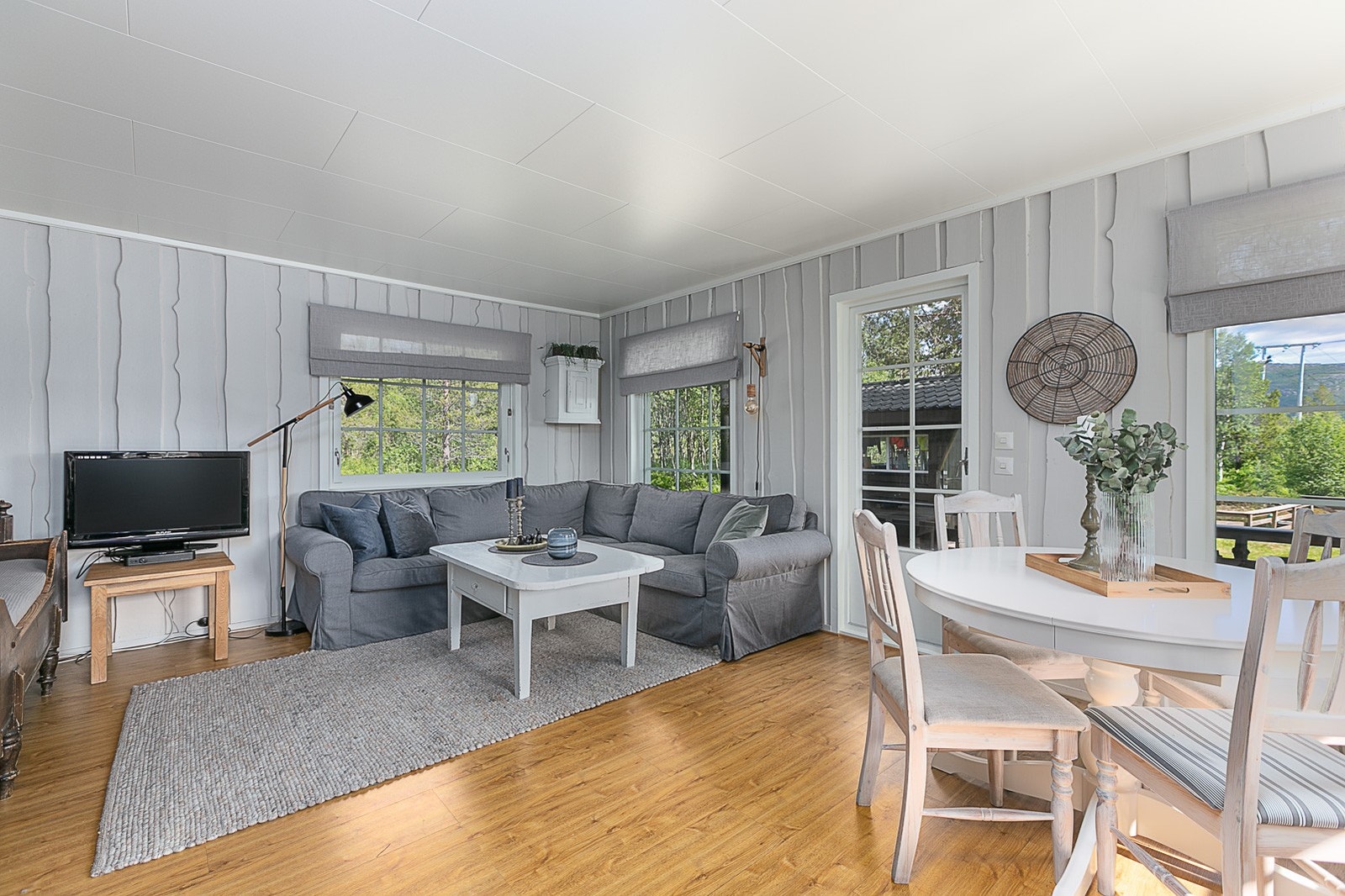 Lys stue med utgang til veranda med trapp til terreng. Galleribilde