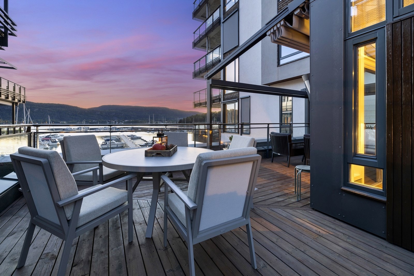 Øvre terrasse med god plass til langbord, grill og sittegruppe Galleribilde