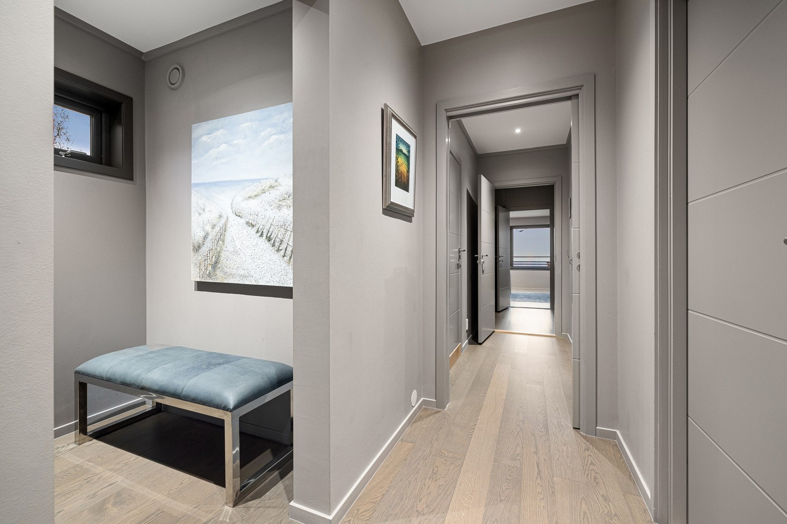 Soveromsavdelingen består av 2 gode soverom, 2 baderom, i tillegg til stort hovedsoverom med walk-in garderobe. Galleribilde