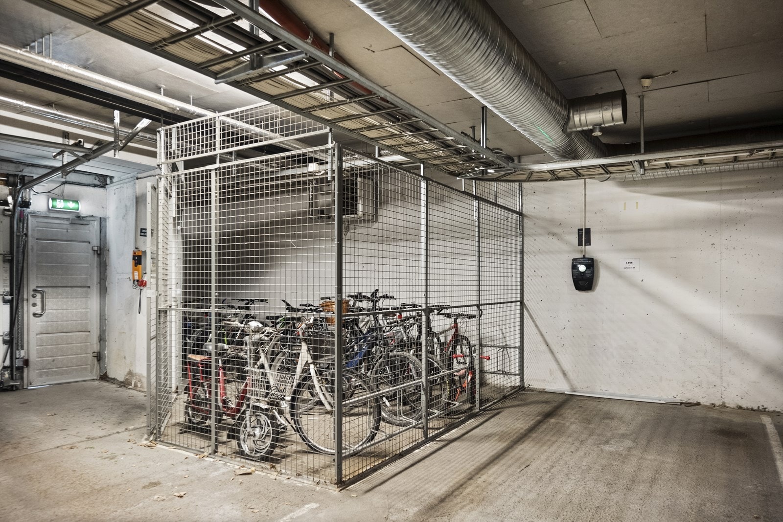 Innvendig sykkelparkering i garasjekjeller. Galleribilde