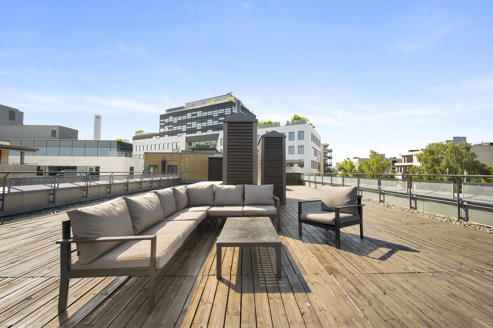 På takterrassen settes det ut møblement hvor man kan nyte solen fra morgen til kveld. Galleribilde