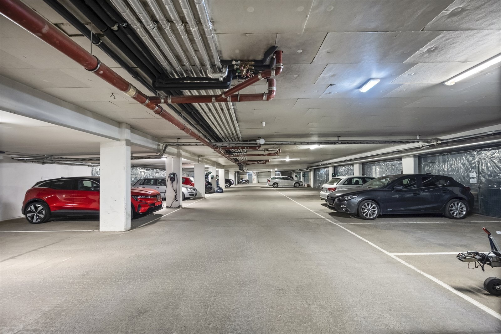 Flere av seksjonseierne leier ut sin garasjeplass, som da utlyses internt i sameiet for kr. 1 500,- pr. mnd. Galleribilde