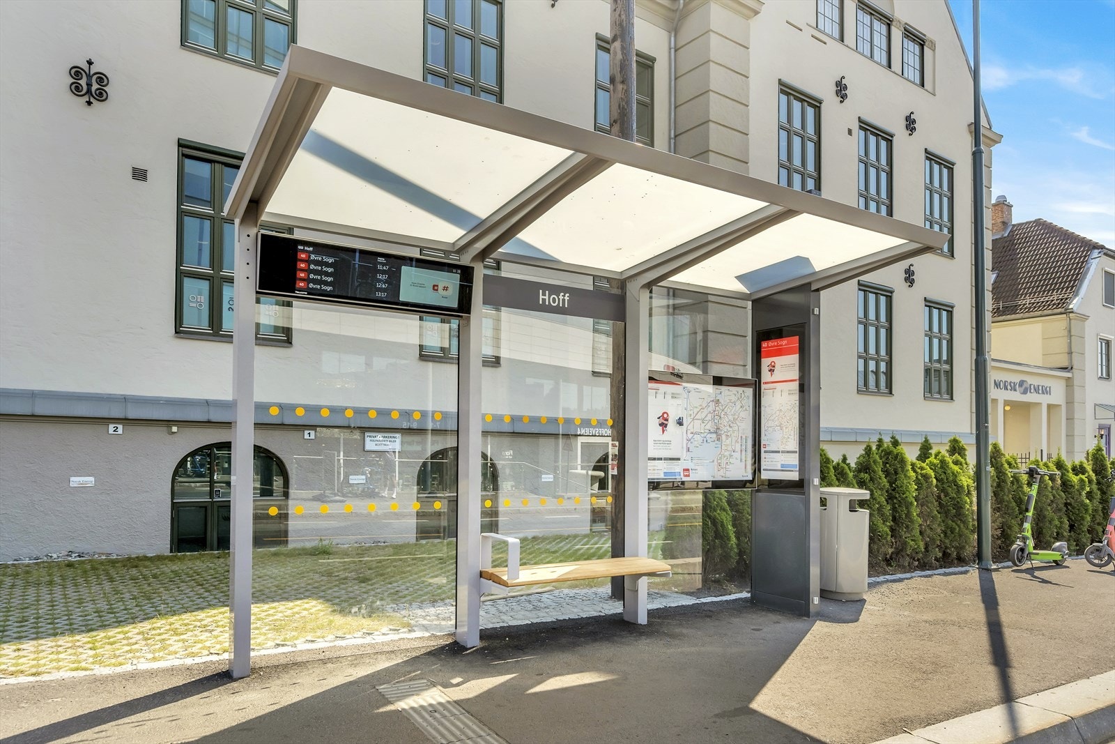 Nærhet til et bredt tilbud av offentlig kommunikasjon, med buss og trikk i Hoffsveien like ved. Galleribilde