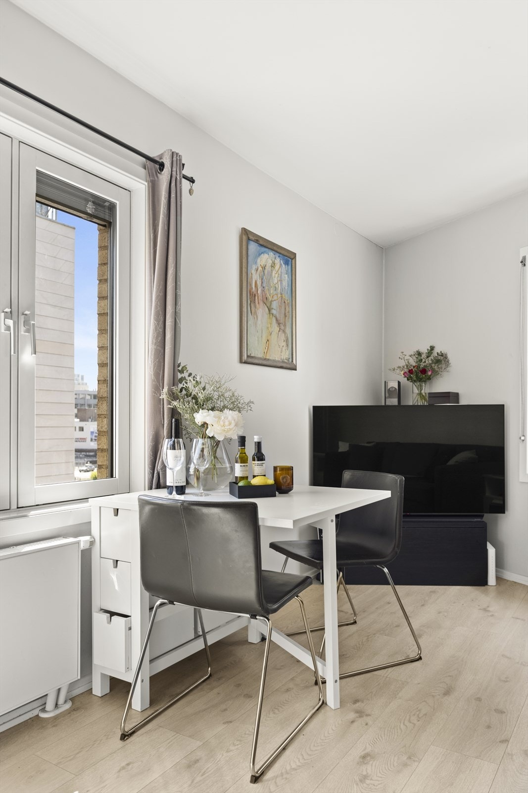 Man har god møbleringsfrihet hvor det er god plass til spisebord, tv-møblement og sofa. Galleribilde