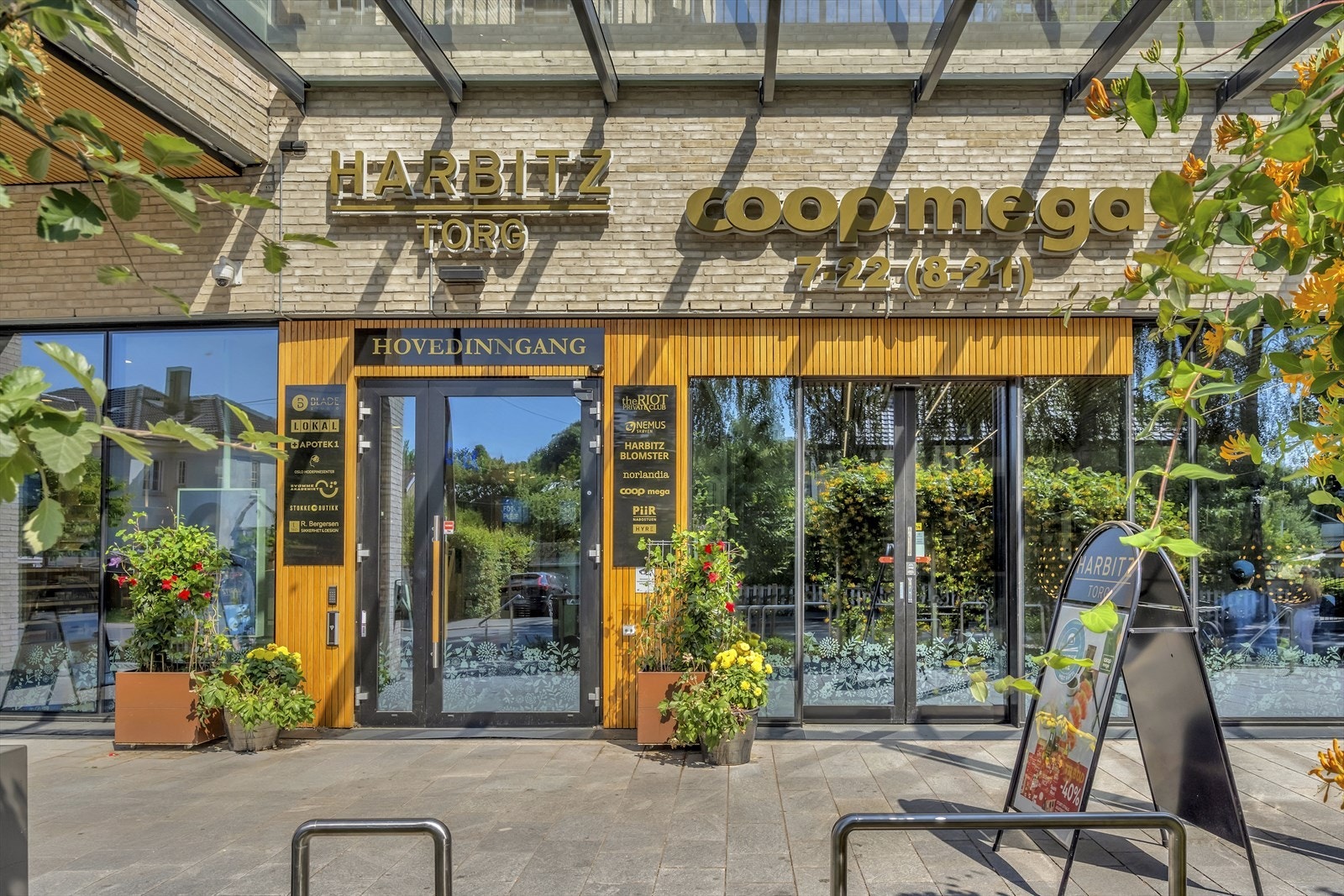 Harbitz Torg med Coop Mega, Laboratoriet(bar, shuffleboard og uteservering), restauranter mm. Galleribilde