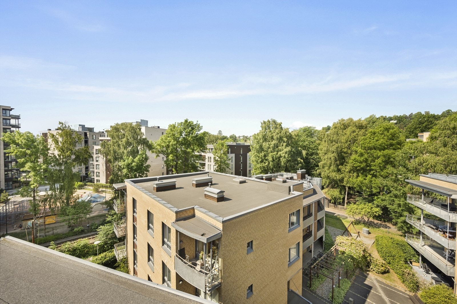 Frodig utsikt fra takterrassen. Denne brukes ofte og beboerne i sameiet samles her på sommerstid. Galleribilde