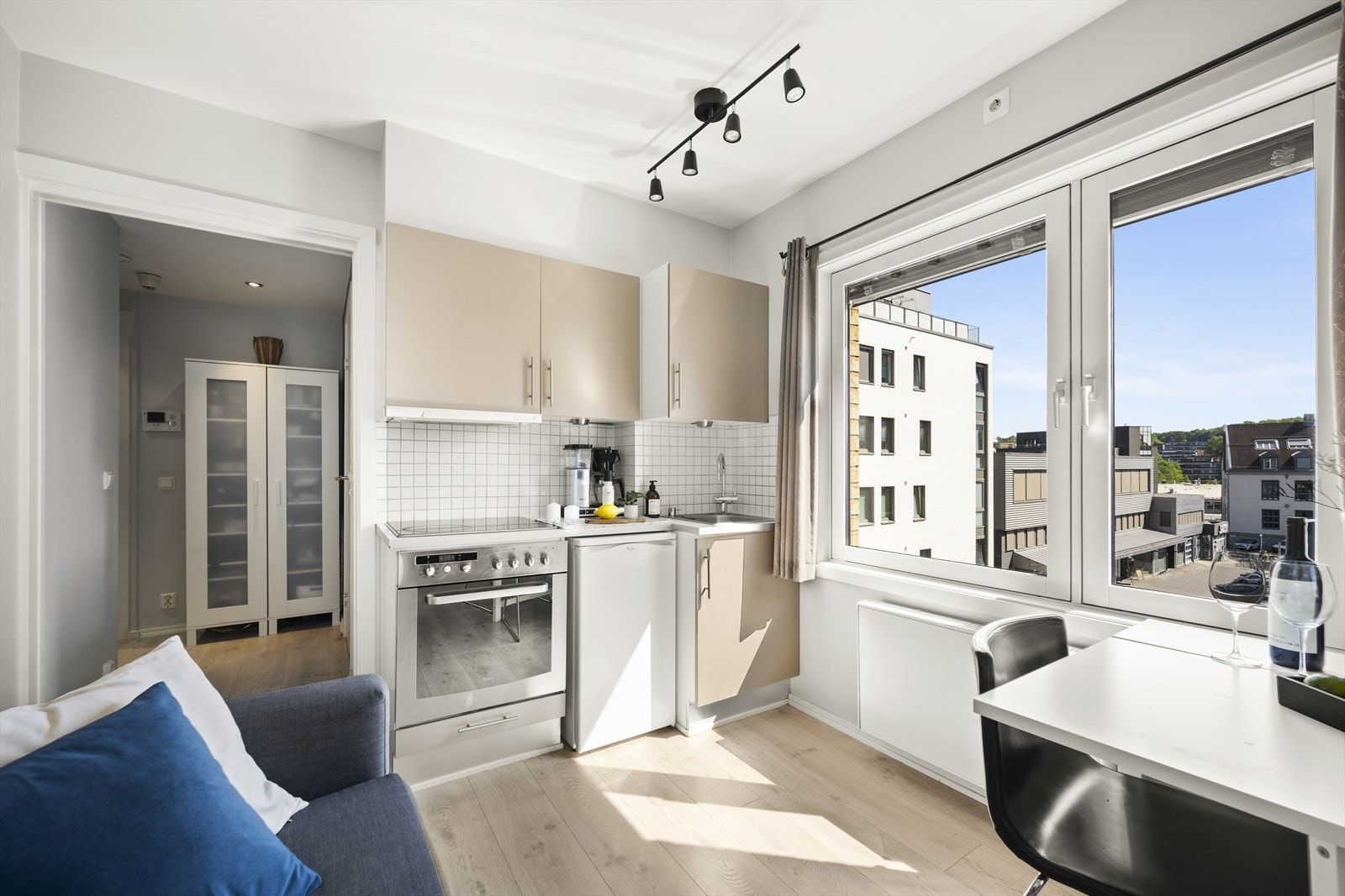 Kjøkkeninnredningen er fra 2005 og er praktisk innredet langs èn vegg med overskap. Galleribilde