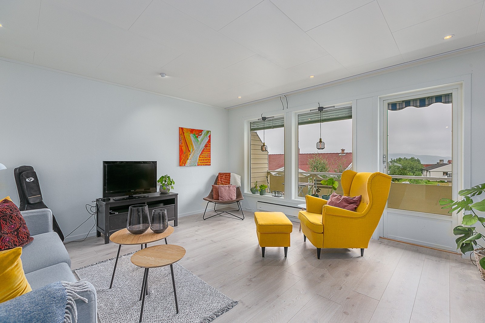 Flott leilighet med fin beliggenhet på feltet.
Romslig stue med lyse og fine overflater. Galleribilde