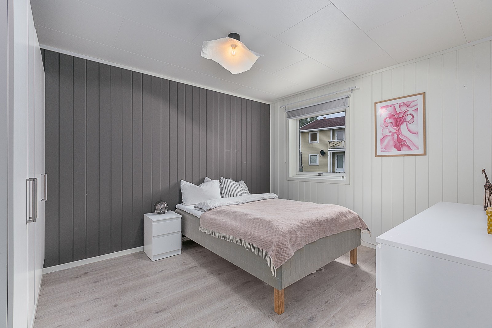 Stor hovedsoverom med garderobe. Galleribilde