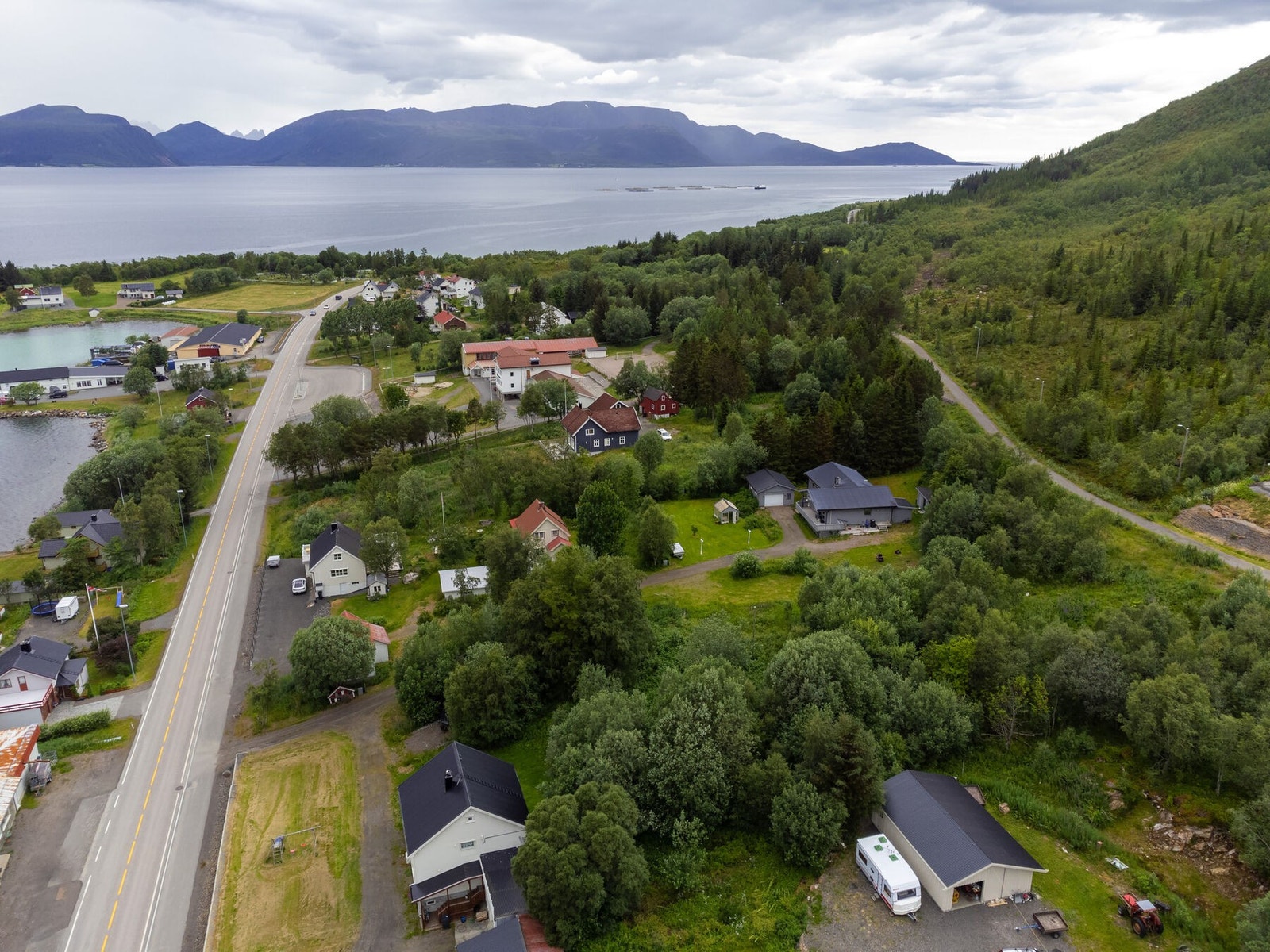 Eiendommen har en familievennlig beliggenhet i et rolig og etablert boligområde. Galleribilde