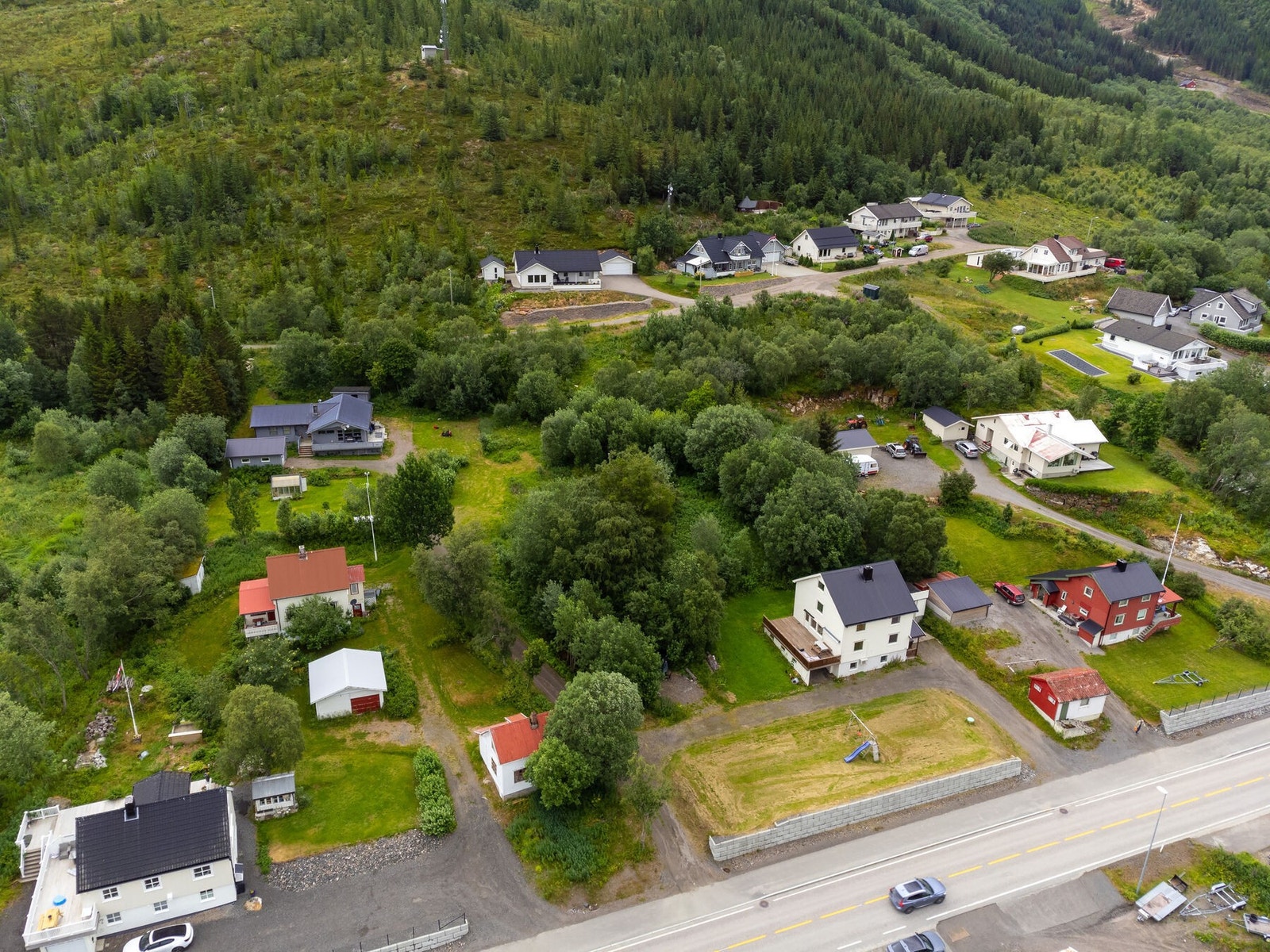 Tomten har en BYA på 3,3 mål som gir plass for en meget romslig bolig og annen bebyggelse. Galleribilde