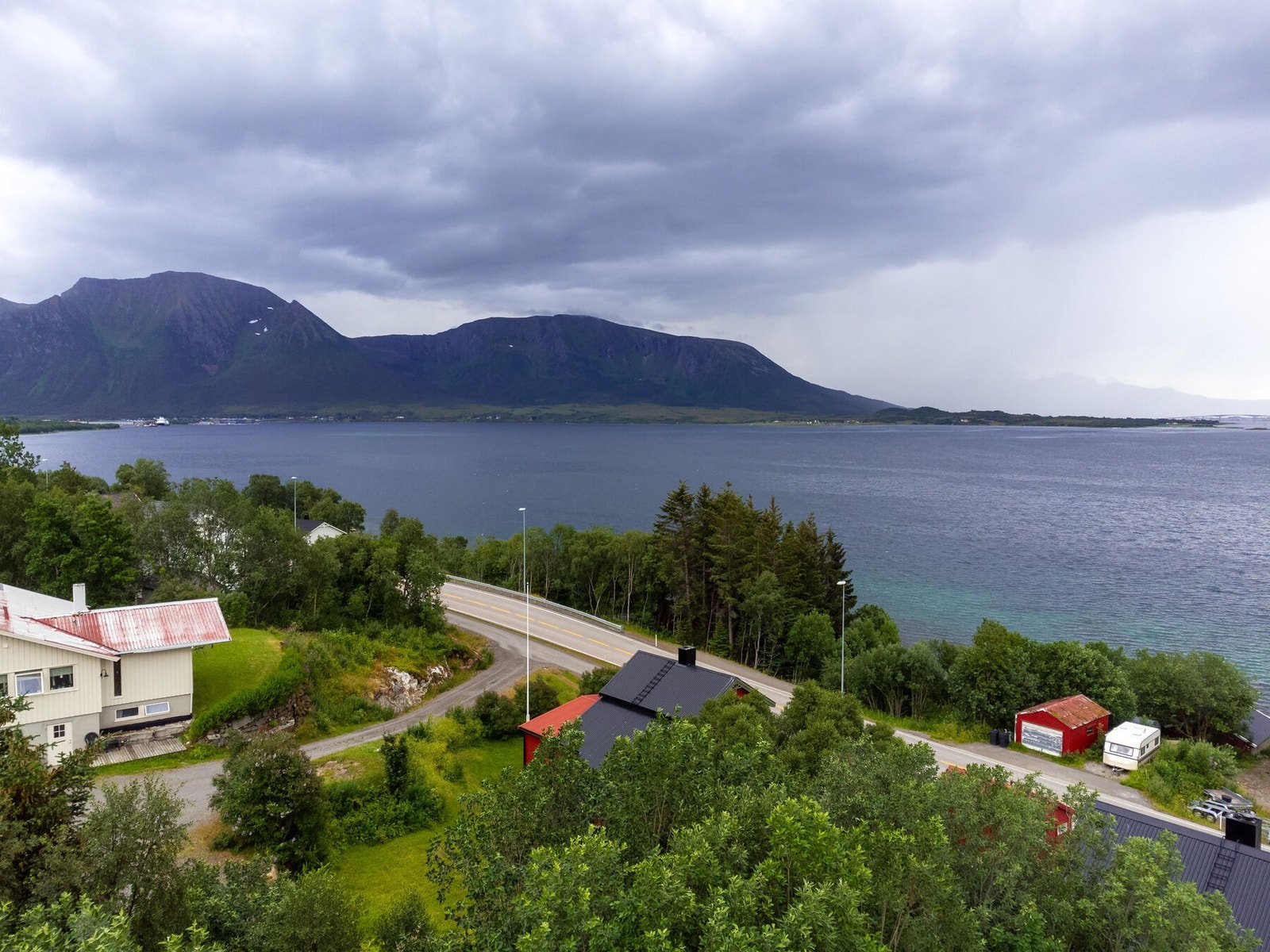 Flott utsikt mot sjø og fjell Galleribilde