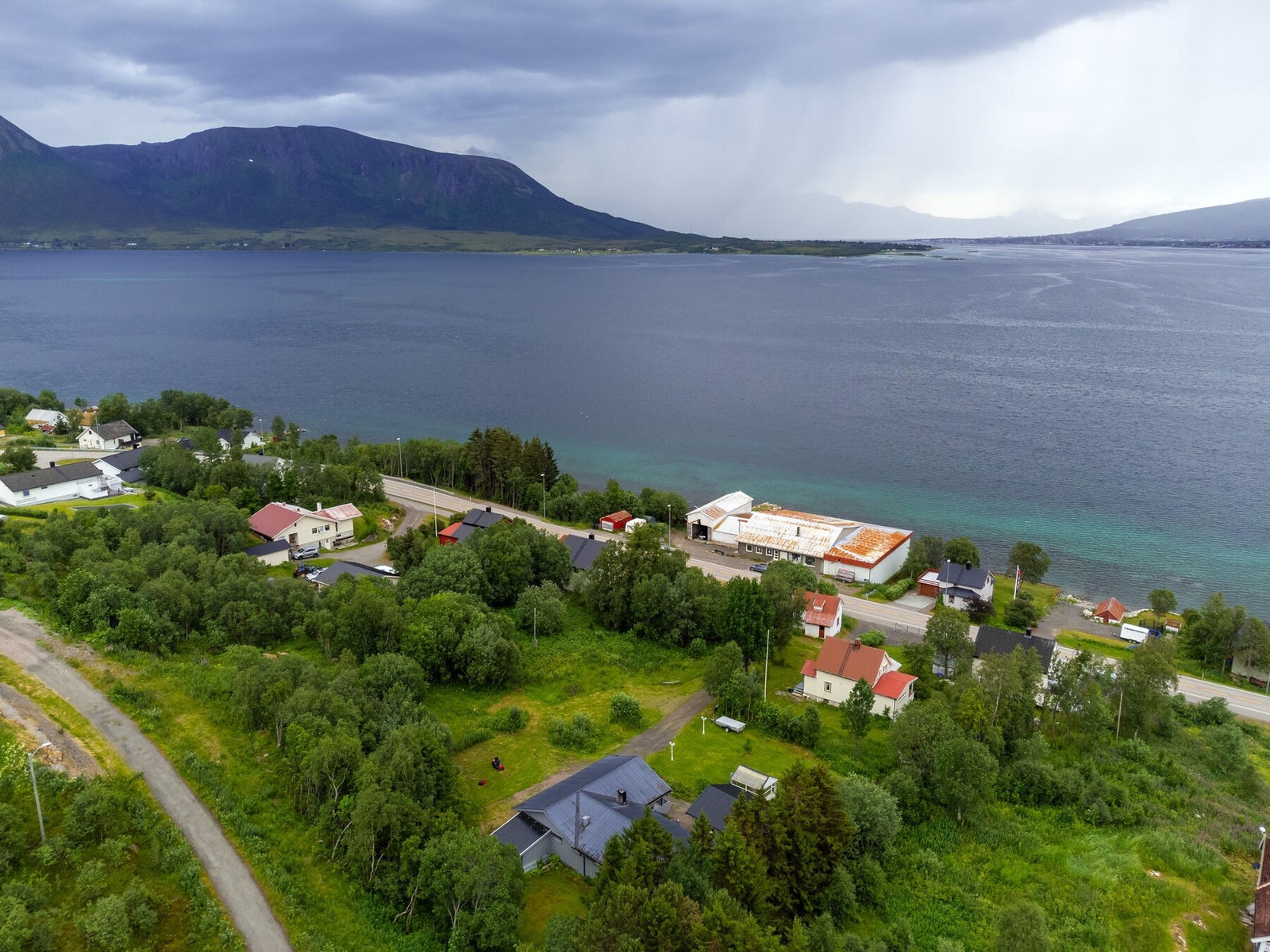 Fra eiendommen er det ca. 12 km til Sortland sentrum. Dagligvarebutikk på Strand, 11 minutter unna. Galleribilde