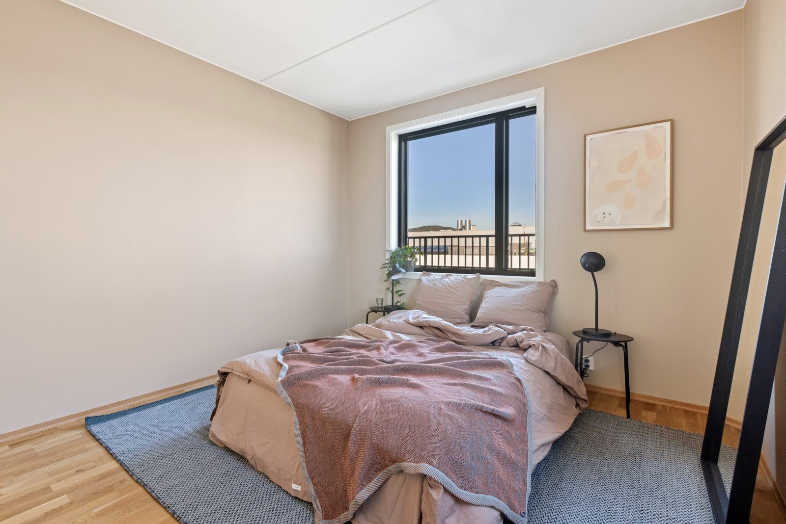 Her er det god plass til dobbeltseng, nattbord og garderobe. Galleribilde