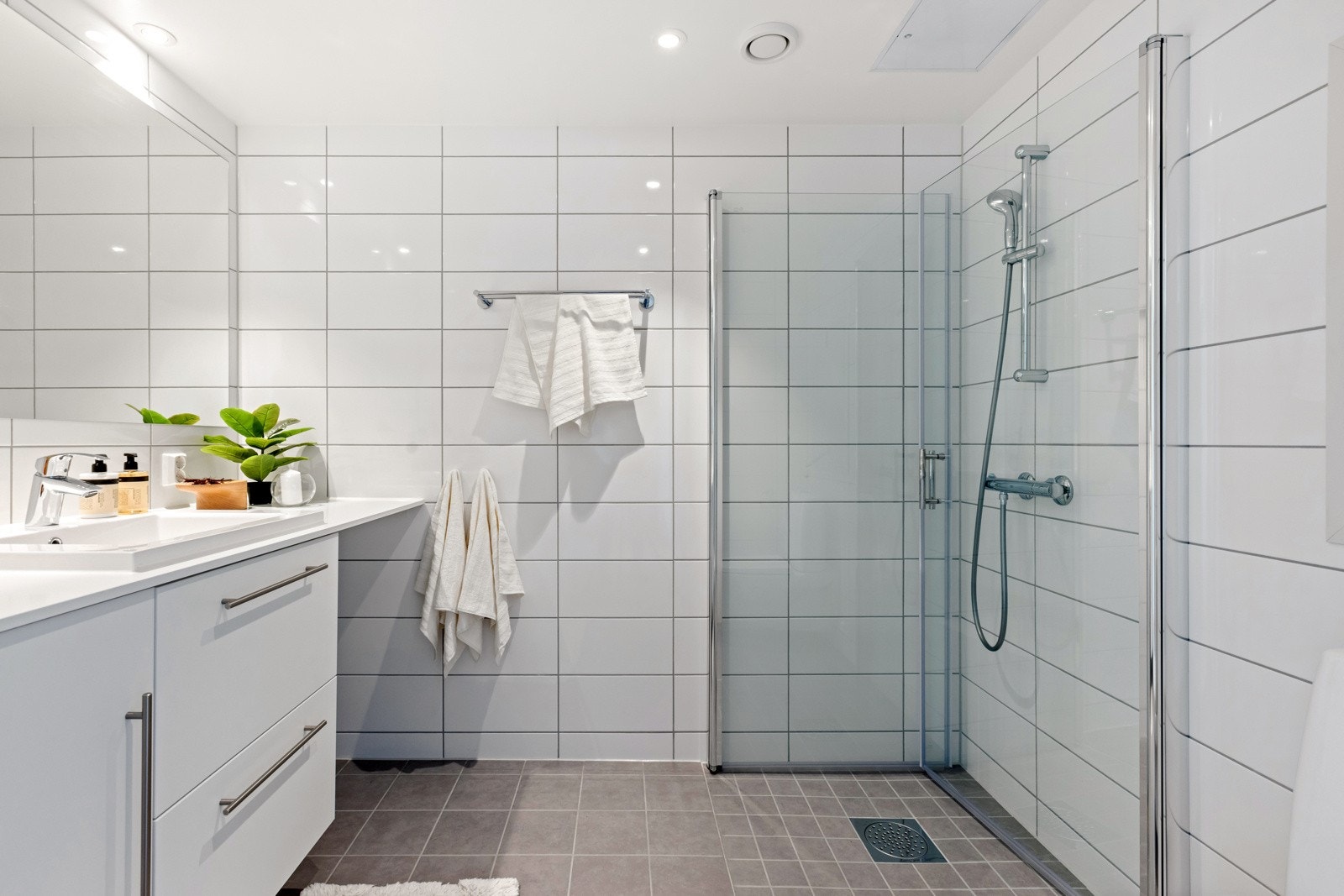 Helfliset bad med downlights i himling. Galleribilde