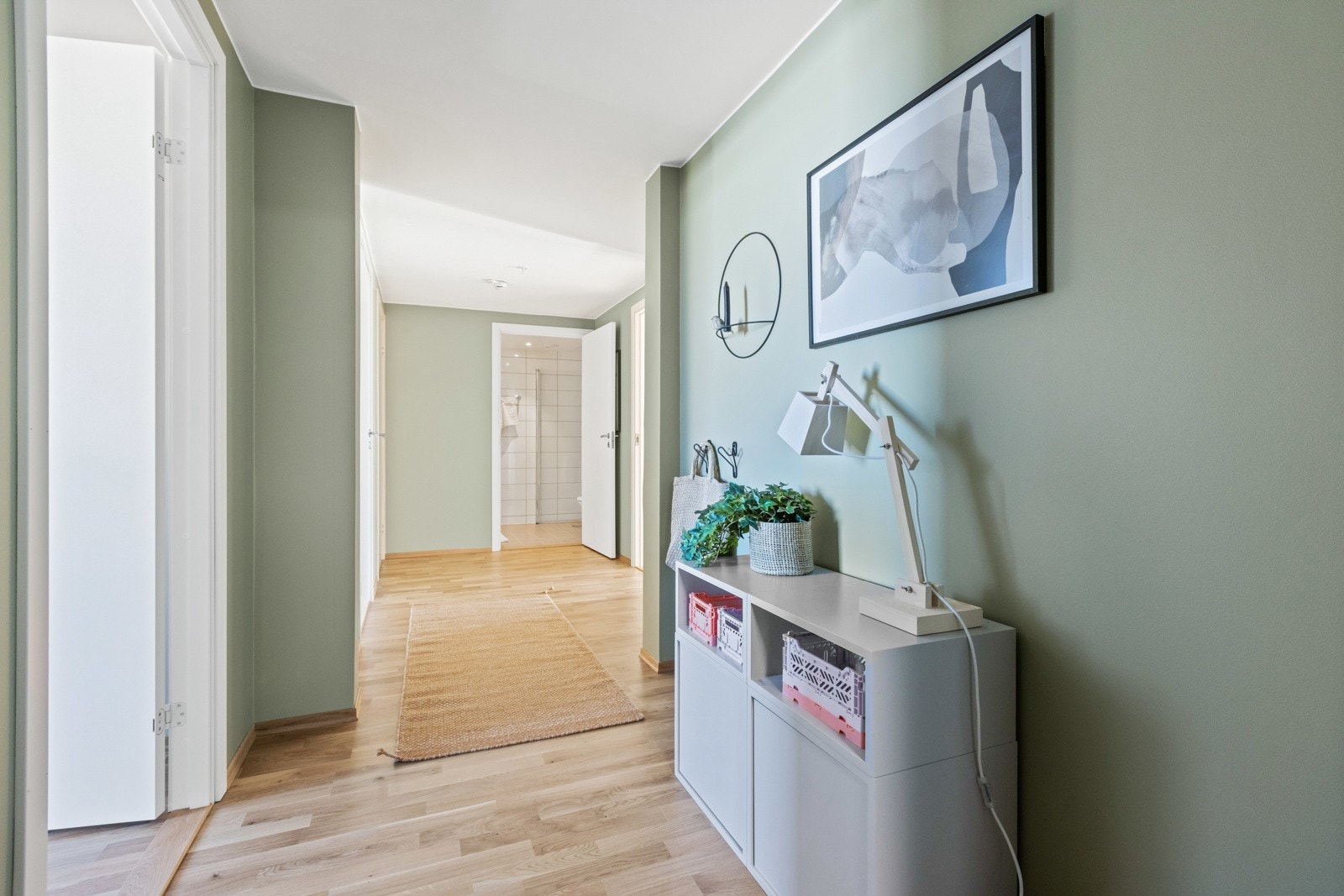 Romslig gang med plass til å sette fra seg sko og henge fra seg yttertøy. Galleribilde