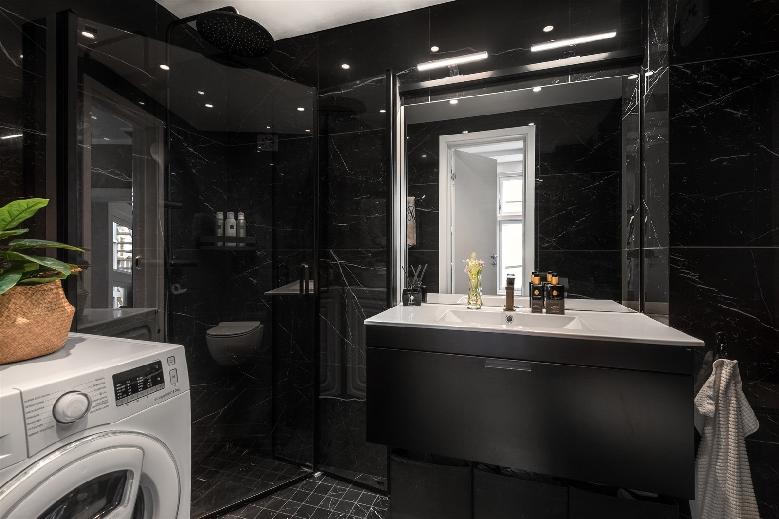 Badet ble totalrenovert i 2021 iht. krav til byggeforskriftene. Det har også opplegg for vaskemaskin. Galleribilde